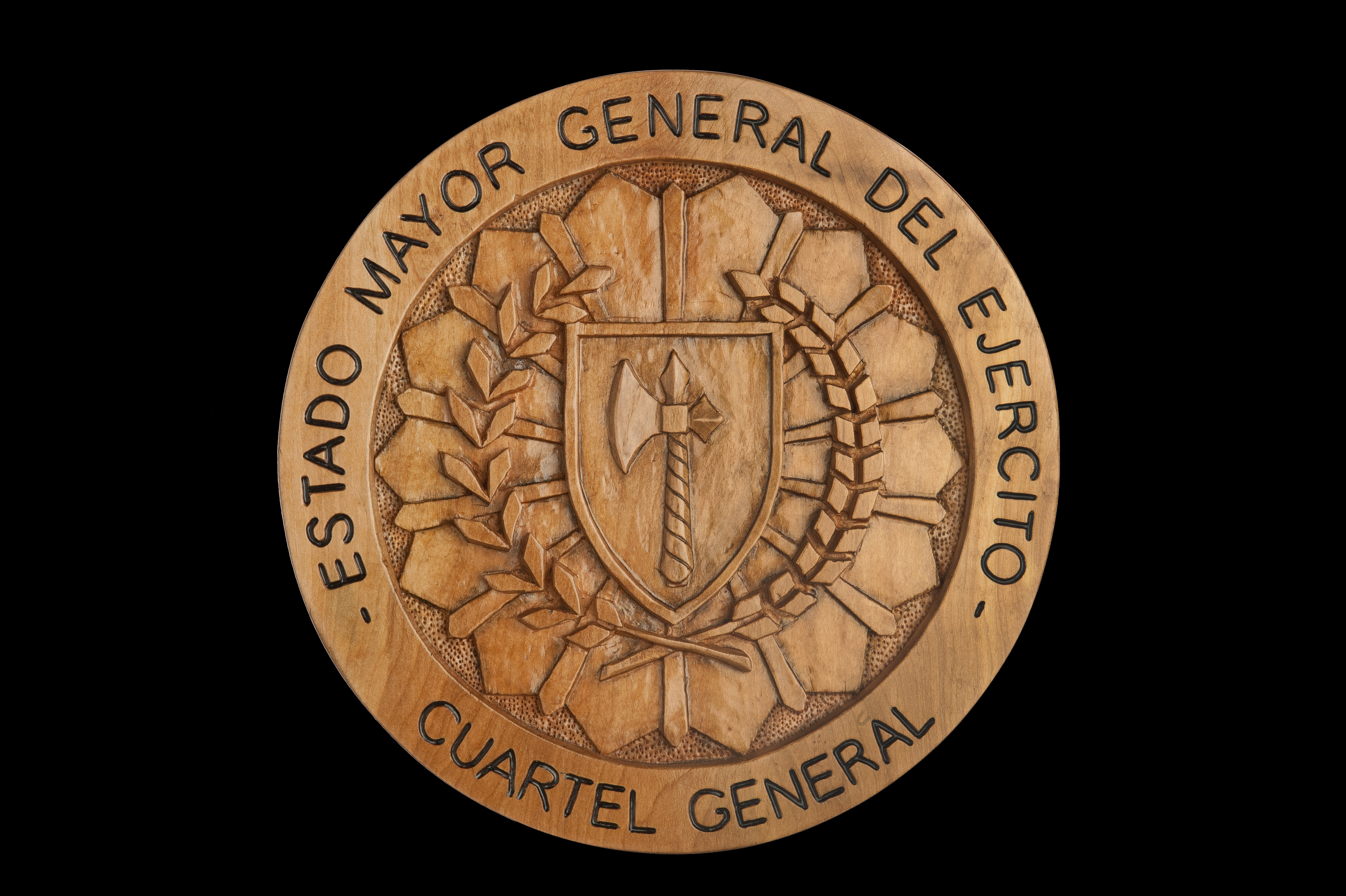 Medalla 'Cuartel General' tallado en madera de lenga, 1x1m